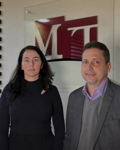 Equipe Itamar Moro Advocacia em ambiente corporativo